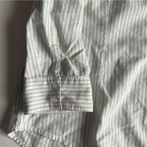 💚3/$15💚 KAREN SCOTT GREEN AND WHITE STRIPED BUTTON UP SHIRT. Size 8 - Picture 5 of 5